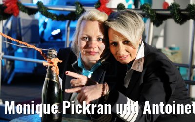Monique Pickran und Antoinette Harnisch mit Taufflasche Junker Joerg 10.03.2017