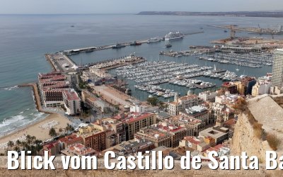 Blick vom Castillo de Santa Barbara auf Hafen Alicante