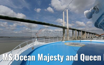 MS Ocean Majesty and Queen Elizabeth 2 Bridge River Thames 01.09.2016
