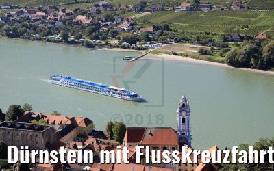 Dürnstein mit Flusskreuzfahrtschiff River Aria