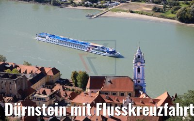 Dürnstein mit Flusskreuzfahrtschiff River Aria