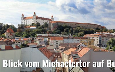 Blick vom Michaelertor auf Burg Bratislava