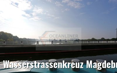 Wasserstrassenkreuz Magdeburg MS Saxonia über der Elbe auf Kanalbrücke