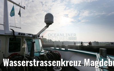 Wasserstrassenkreuz Magdeburg MS Saxonia über der Elbe auf Kanalbrücke