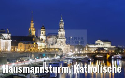 Hausmannsturm, Katholische Hofkirche und Semperoper Dresden bei Dämmerung 20.10.2016
