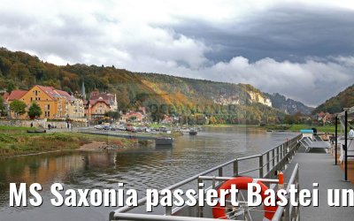 MS Saxonia passiert Bastei und Stadt Wehlen 20.10.2016