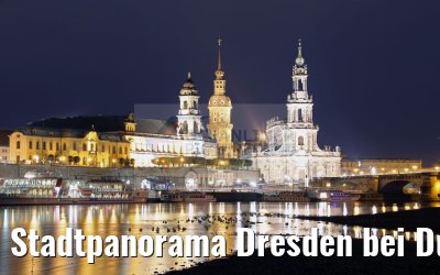 Stadtpanorama Dresden bei Dunkelheit mit Semperoper und Hofkirche 20.10.2016