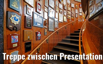 Treppe zwischen Presentation Lounge und Club Lounge MS Sea Spirit