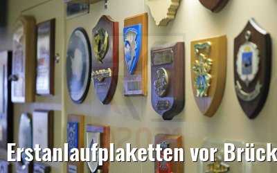 Erstanlaufplaketten vor Brücke MS Seaventure