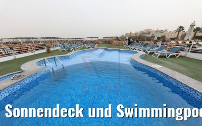 Sonnendeck und Swimmingpool MS Blue Shadow