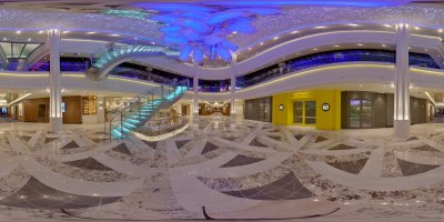 Atrium Norwegian Encore nachts