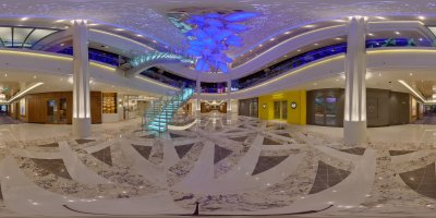Atrium Norwegian Encore nachts