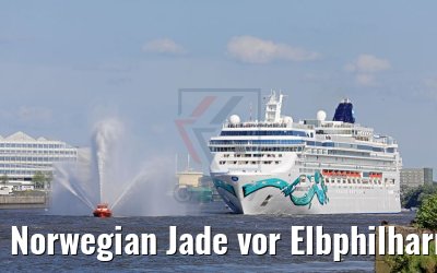 Norwegian Jade vor Elbphilharmonie Hamburg mit Wasserfontänen 04.06.2017