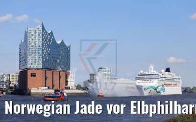 Norwegian Jade vor Elbphilharmonie Hamburg mit Wasserfontänen 04.06.2017