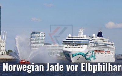 Norwegian Jade vor Elbphilharmonie Hamburg mit Wasserfontänen 04.06.2017