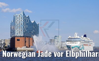 Norwegian Jade vor Elbphilharmonie Hamburg mit Wasserfontänen 04.06.2017