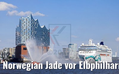 Norwegian Jade vor Elbphilharmonie Hamburg mit Wasserfontänen 04.06.2017