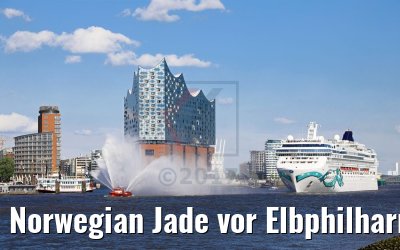 Norwegian Jade vor Elbphilharmonie Hamburg mit Wasserfontänen 04.06.2017