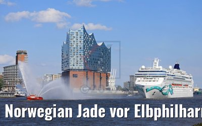 Norwegian Jade vor Elbphilharmonie Hamburg mit Wasserfontänen 04.06.2017