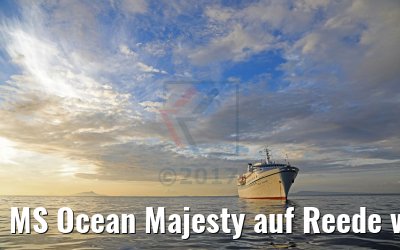 MS Ocean Majesty auf Reede vor Sorrent abends 10.10.2017