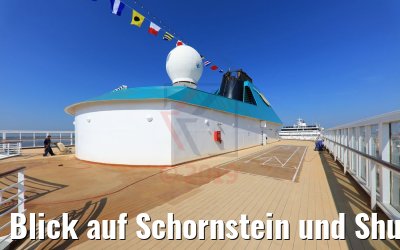 Blick auf Schornstein und Shuffleboard von Panorama-Deck MS Amera