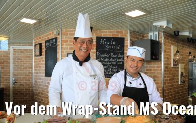 Vor dem Wrap-Stand MS Ocean Majesty