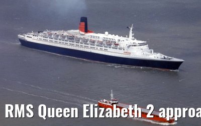 RMS Queen Elizabeth 2 approaching port of Hamburg, river Elbe, 18. June 1996