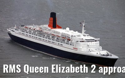 RMS Queen Elizabeth 2 approaching port of Hamburg, river Elbe, 18. June 1996