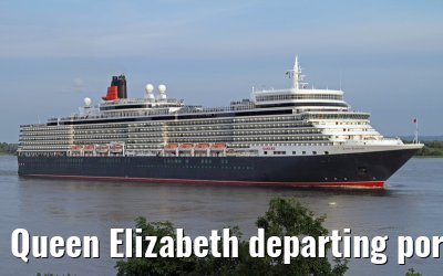 Queen Elizabeth departing port of Hamburg, 17. July 2013