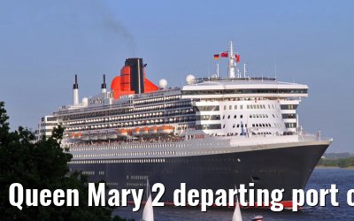 Queen Mary 2 departing port of Hamburg, 08. May 2011