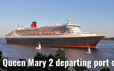 Queen Mary 2 departing port of Hamburg, 08. May 2011