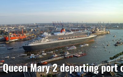 Queen Mary 2 departing port of Hamburg, 24. August 2013