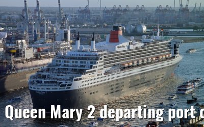 Queen Mary 2 departing port of Hamburg, 24. August 2013