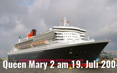Queen Mary 2 am 19. Juli 2004 in Hamburg