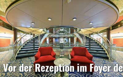 Vor der Rezeption im Foyer der MS Amera