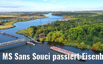 MS Sans Souci passiert Eisenbahnbrücke Podjuchy bei Stettin 06.10.2020