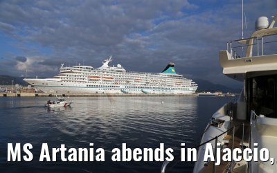 MS Artania abends in Ajaccio, Korsika, 19.12.2015