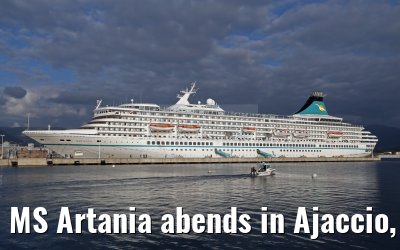 MS Artania abends in Ajaccio, Korsika, 19.12.2015