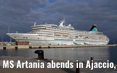 MS Artania abends in Ajaccio, Korsika, 19.12.2015