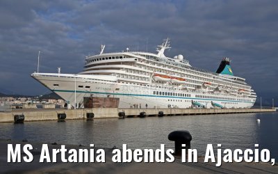 MS Artania abends in Ajaccio, Korsika, 19.12.2015