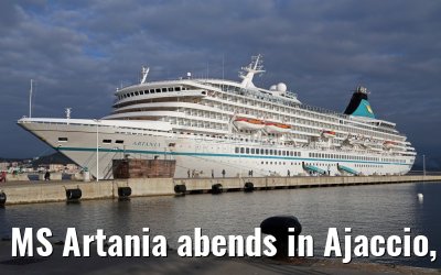 MS Artania abends in Ajaccio, Korsika, 19.12.2015