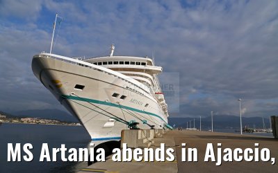 MS Artania abends in Ajaccio, Korsika, 19.12.2015