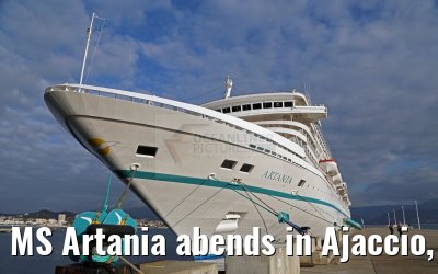 MS Artania abends in Ajaccio, Korsika, 19.12.2015