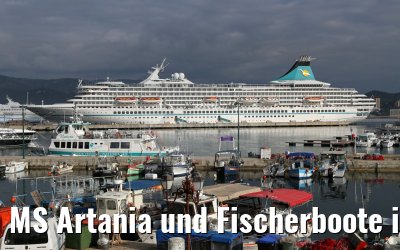 MS Artania und Fischerboote in Ajaccio, Korsika 19.12.2015