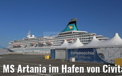 MS Artania im Hafen von Civitavecchia 21.12.2015