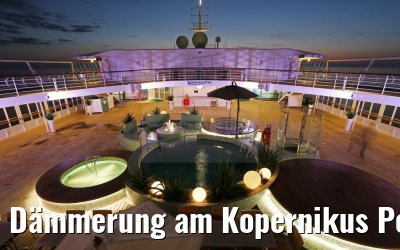 Dämmerung am Kopernikus Pool MS Artania 19.12.2015