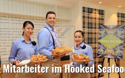 Mitarbeiter im Hooked Seafood Restaurant Symphony of the Seas