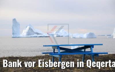 Bank vor Eisbergen in Qeqertarsuaq, Grönland