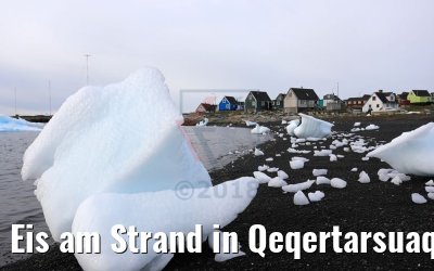 Eis am Strand in Qeqertarsuaq, Grönland