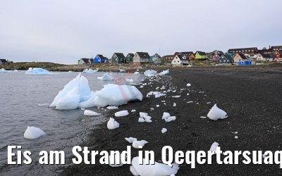 Eis am Strand in Qeqertarsuaq, Grönland